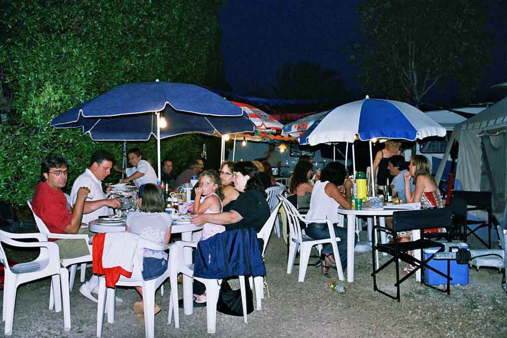 20 - 2003-06-23 - verbena de Sant Joan - familia y amigos cenando